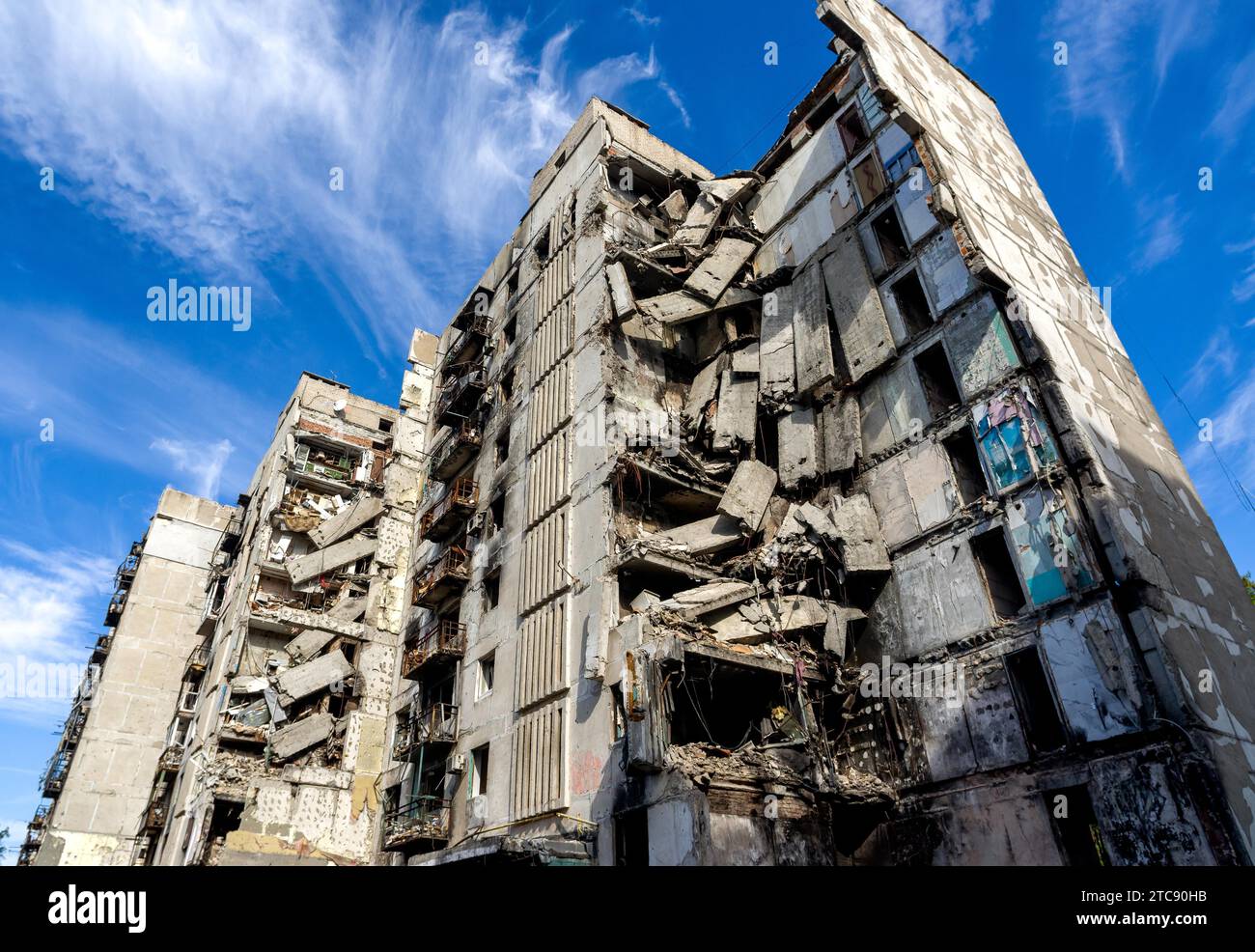 Zerstörte und verbrannte Häuser in der Stadt, Russland, der Ukraine-Krieg Stockfoto