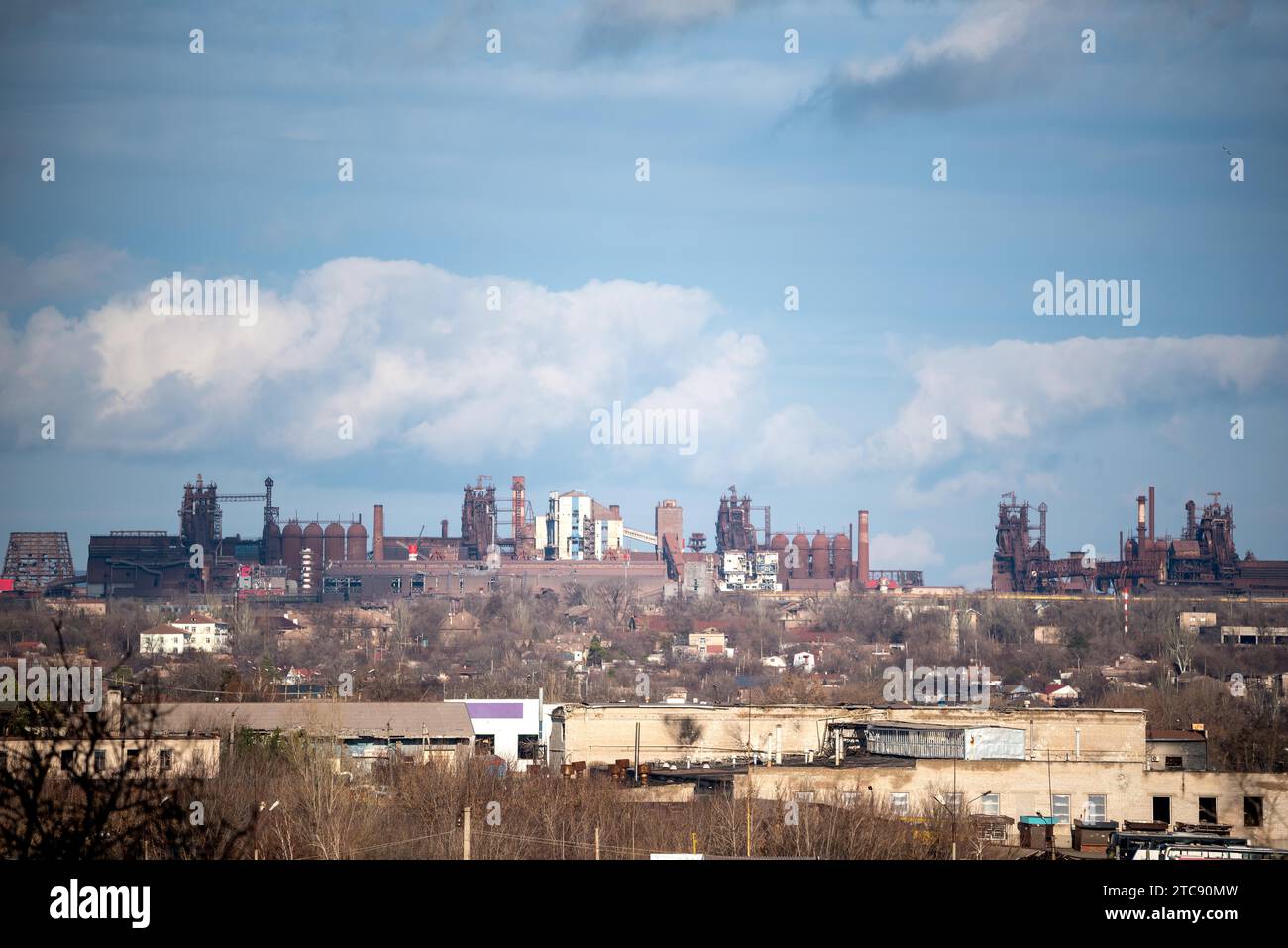 Zerstörte Gebäude der Werkstatt des Azovstal-Werks im Mariupol-Krieg in der Ukraine mit Russland Stockfoto