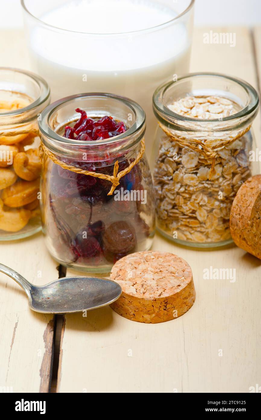 Gesunde Frühstücksingredienzien Milcheier Cashewnüsse getrocknete Cramberry-Rosinen Stockfoto