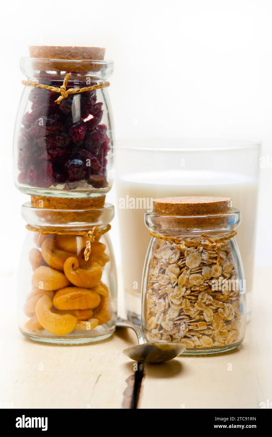 Gesunde Frühstücksingredienzien Milcheier Cashewnüsse getrocknete Cramberry-Rosinen Stockfoto