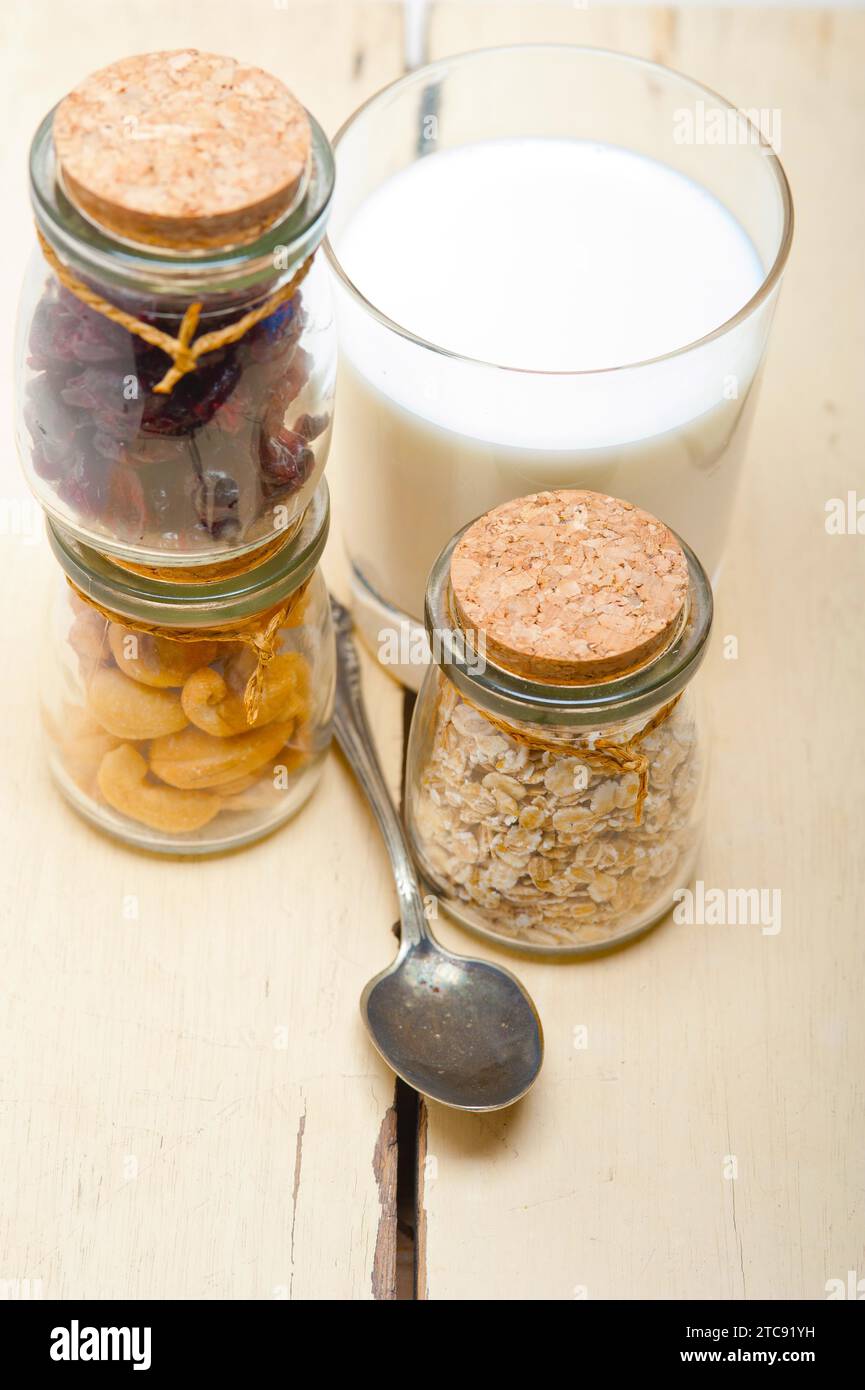 Gesunde Frühstücksingredienzien Milcheier Cashewnüsse getrocknete Cramberry-Rosinen Stockfoto