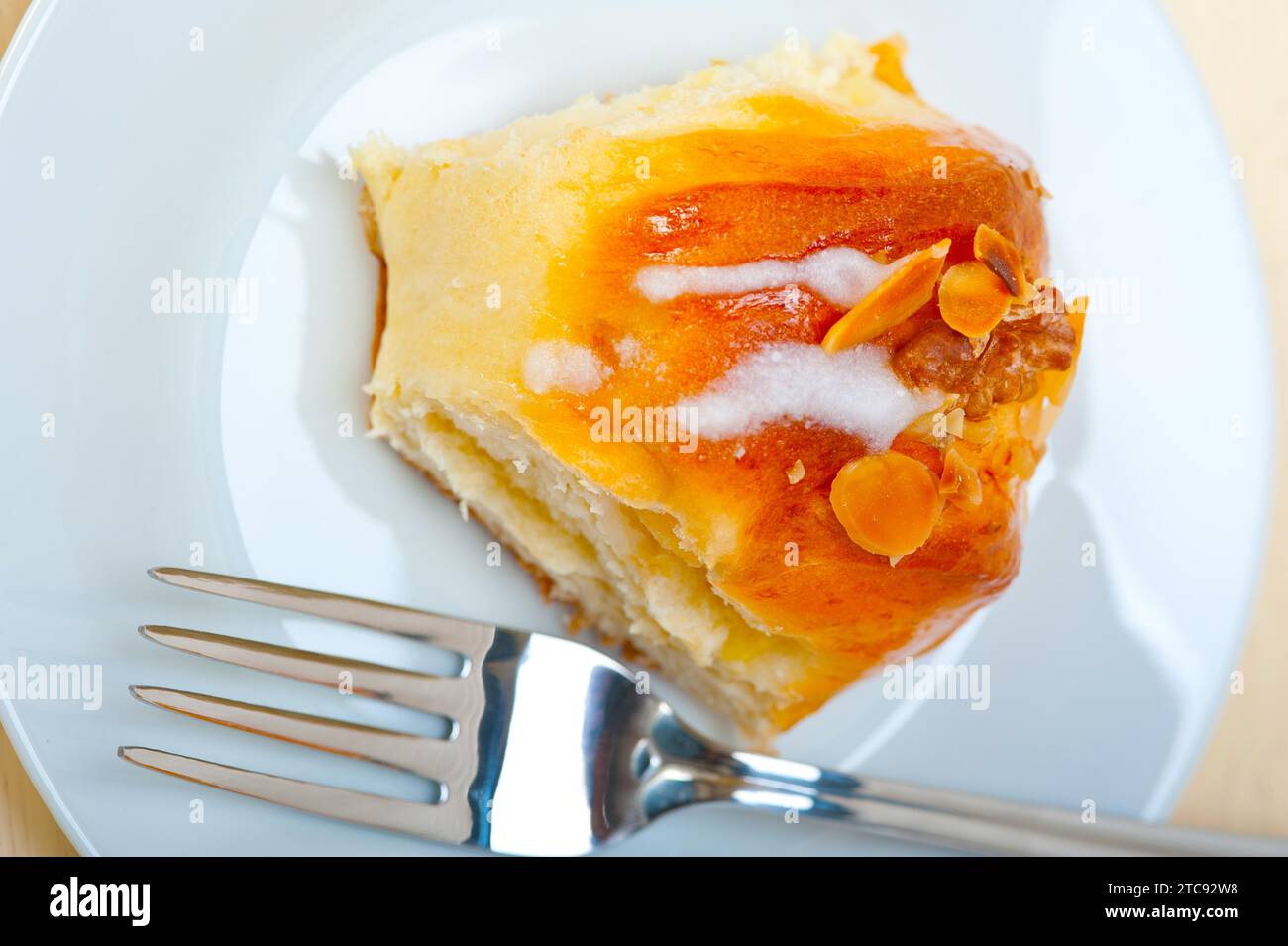 Frisch gebackener süßer Donut-Kuchen mit Mandeln und Puderzucker Stockfoto