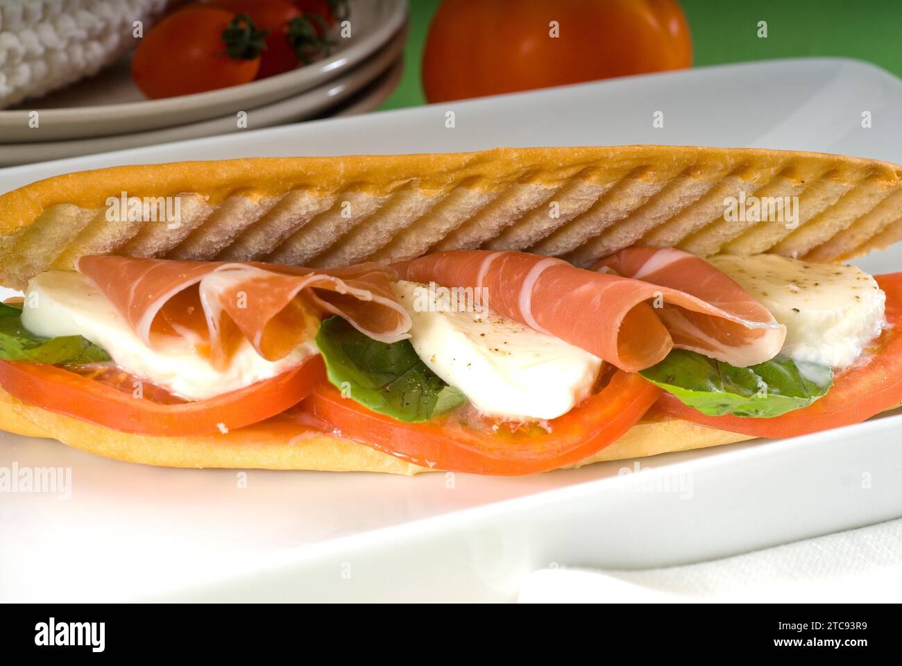 Panini-Sandwich mit frischer Caprese und parmaschinken Stockfoto