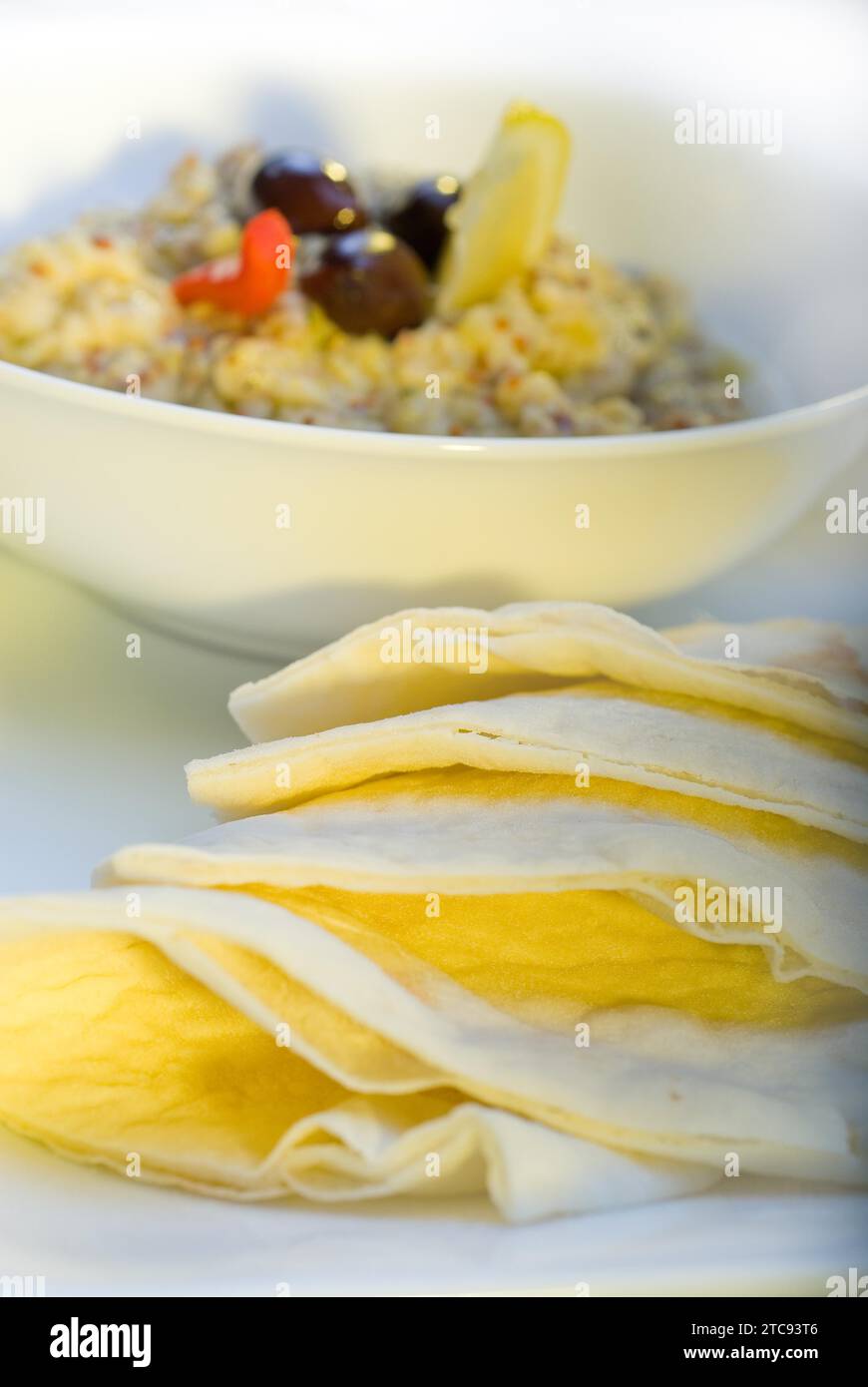 Frisches hausgemachtes badingisches Mutabbal Baba Ghanoush, traditionelles Gericht aus dem Nahen Osten Stockfoto