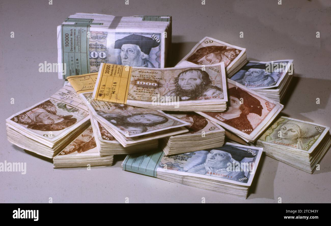 DEU, Deutschland: Historische Rutschen aus den 84-85 r Jahren, Iserlohn. Finanzen. Eine Menge Geld in D-Mark ca. 1984 Stockfoto