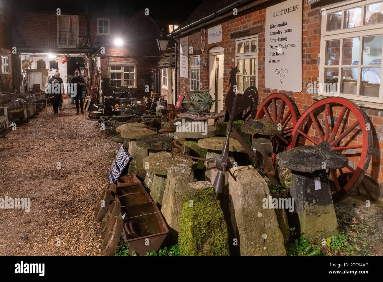 Unterhalb der Treppe von Hungerford, einem Antiquitätengeschäft in Hungerford, West Berkshire, England, Großbritannien, Außenansicht bei Nacht Stockfoto
