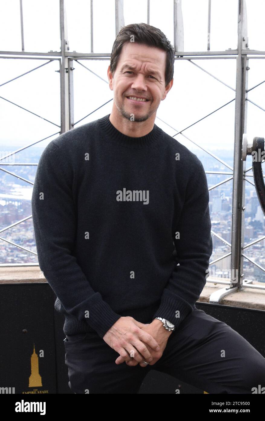 New York, NY, USA. Dezember 2023. Mark Wahlberg, dargestellt als die Besetzung von Apple TV The Family Plan promote die filmÕs-Premiere im Empire State Building in New York City am 11. Dezember 2023. Quelle: Mpi099/Media Punch/Alamy Live News Stockfoto
