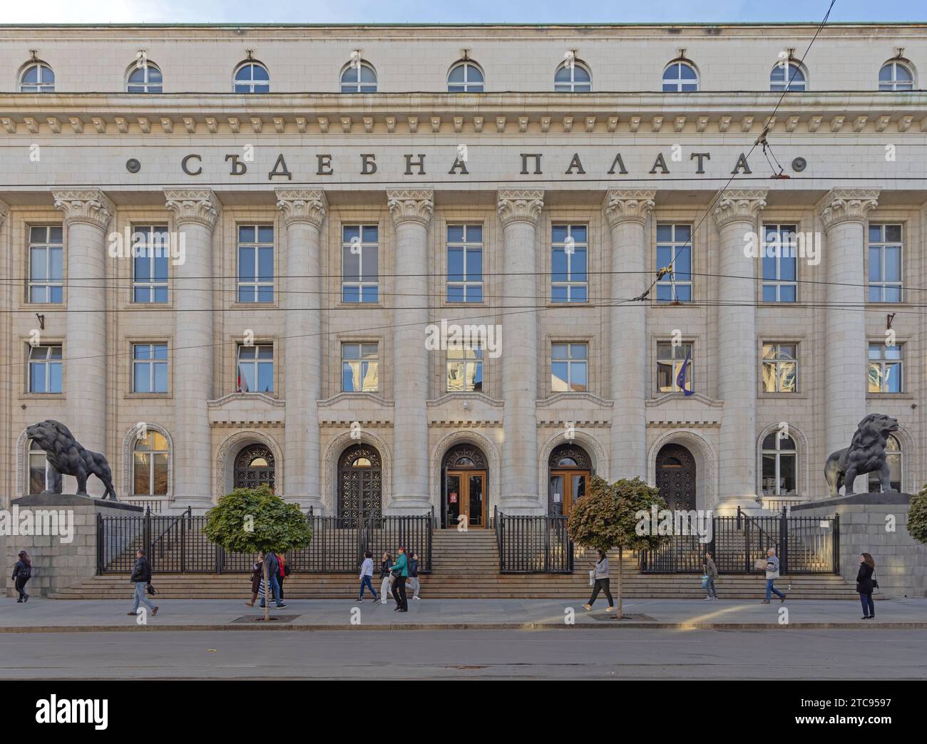 Sofia, Bulgarien - 16. Oktober 2023: Neuklassizistisches Gebäude des Justizpalastes am Vitosha Boulevard. Stockfoto