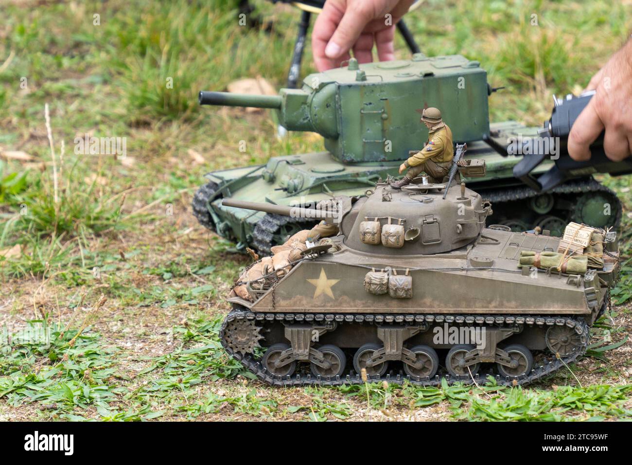 WW2 amerikanischer Sherman und russisches KV-2 Panzermodell in grünem Gras Stockfoto