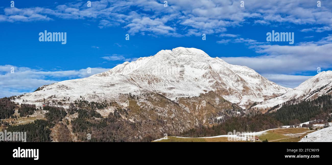 Luftaufnahme auf den Berg Grem bei sonnigem Tag im Seriana-Tal und Brembana-Tal, lombardei, Bergamo, Italien Stockfoto