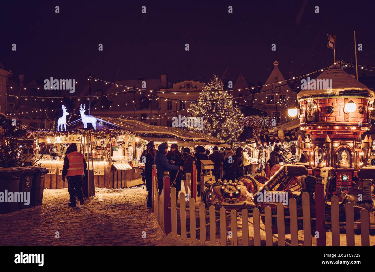 Tallinn, County Harju, Estland-11DEC2023: Tallinner Weihnachtsmarkt auf dem Rathausplatz 2023-2024. Vintage-Style. Stockfoto