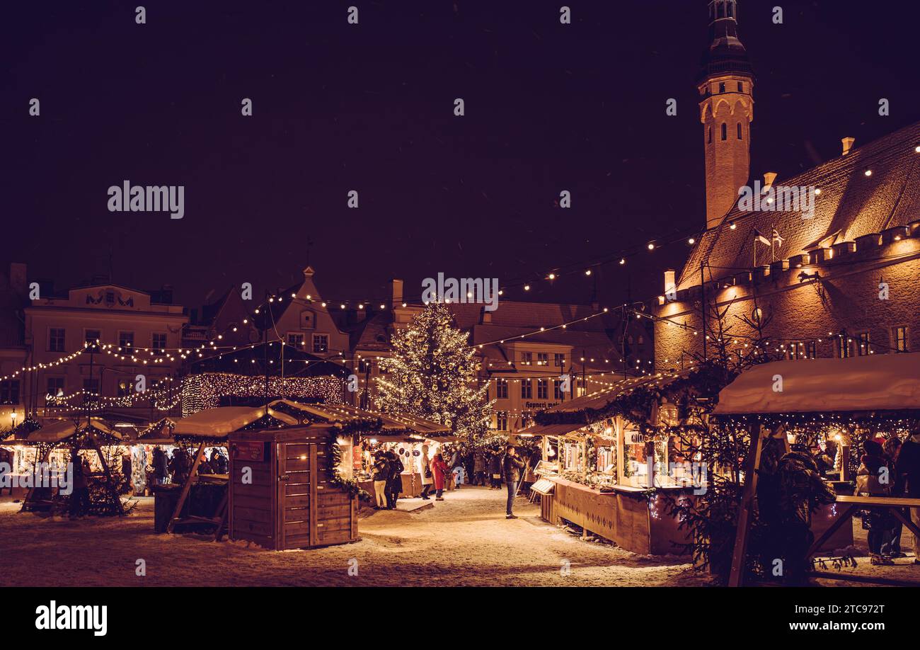 Tallinn, County Harju, Estland-11DEC2023: Tallinner Weihnachtsmarkt auf dem Rathausplatz 2023-2024. Vintage-Style. Stockfoto
