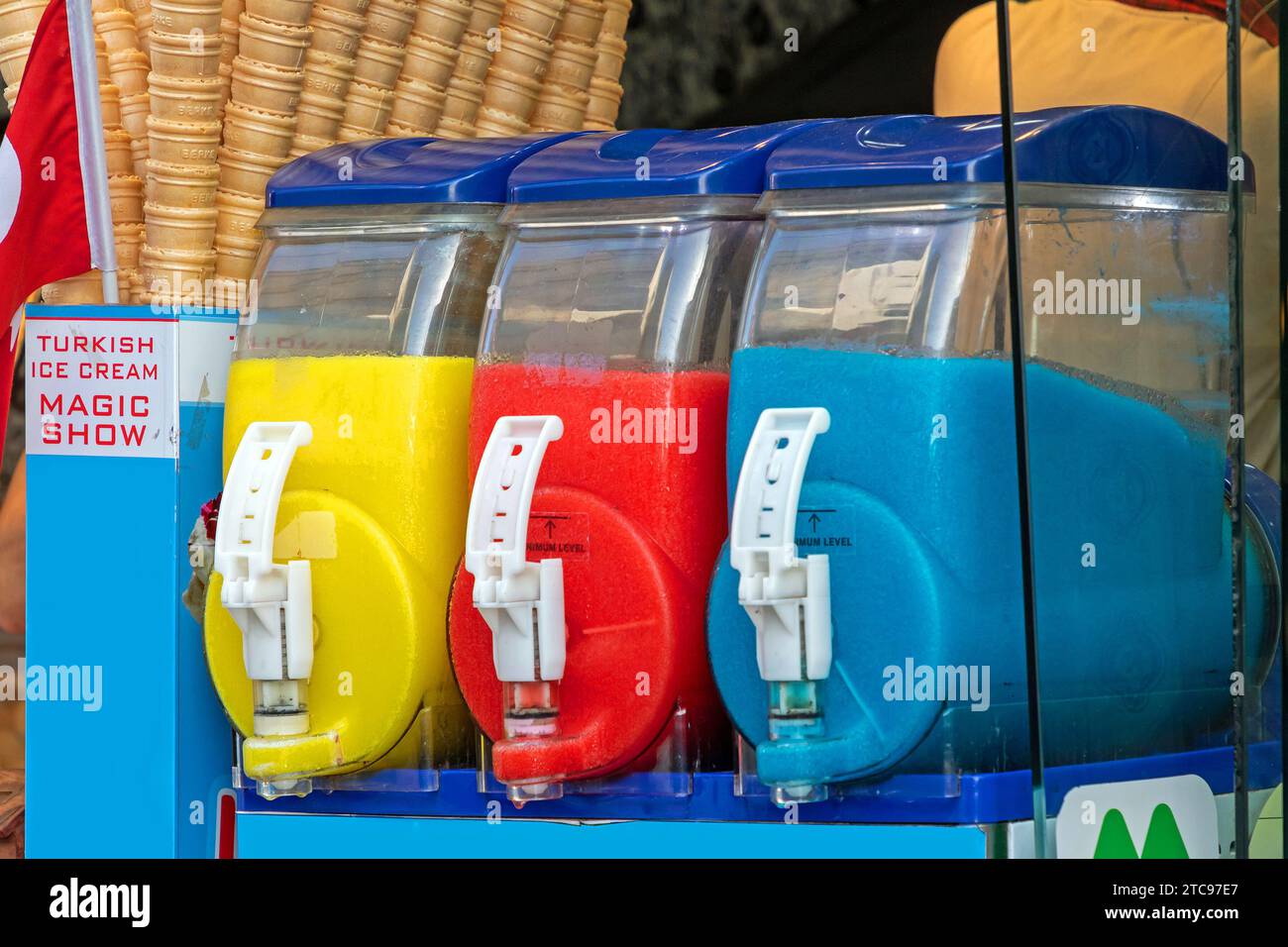 Eis- und Slush-kalte zuckerhaltige Getränke-Automaten auf dem lokalen Markt Stockfoto