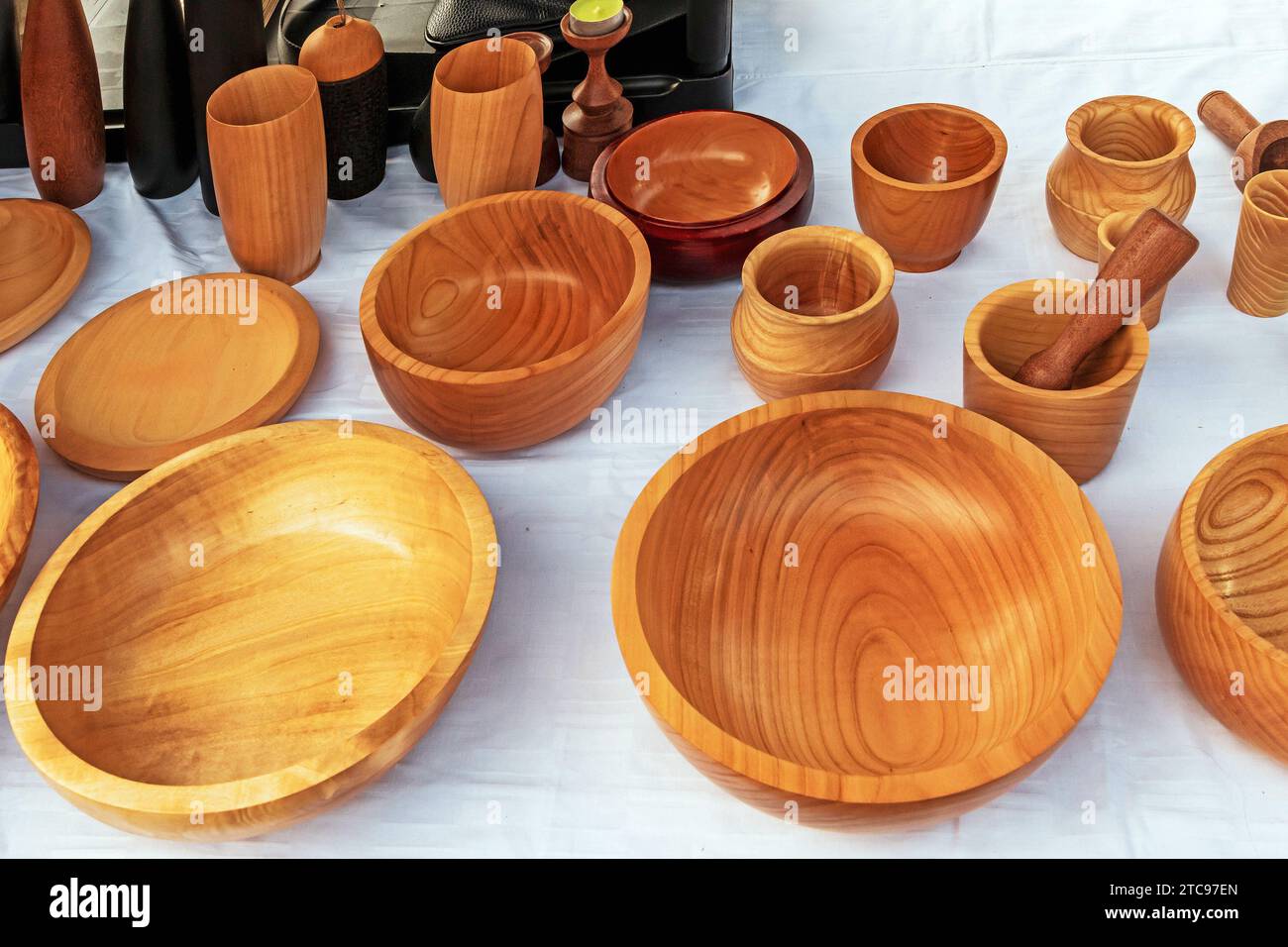 Holzschalen und andere handgefertigte Küchenutensilien auf einem Markt Stockfoto