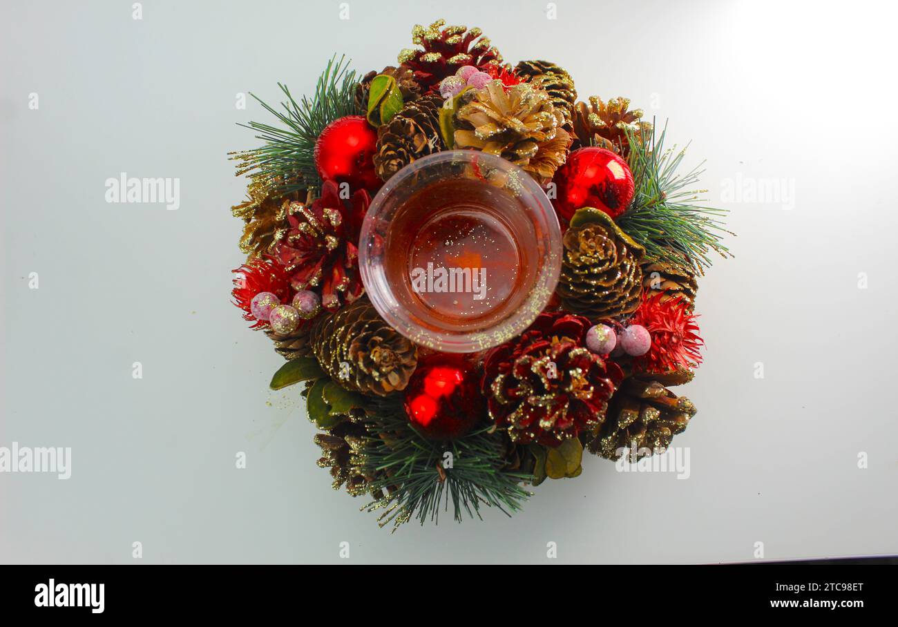 Ein Nahfoto von einem Tannenzapfen und Beeren-botanischen Teelicht-Weihnachtshalter. Stockfoto