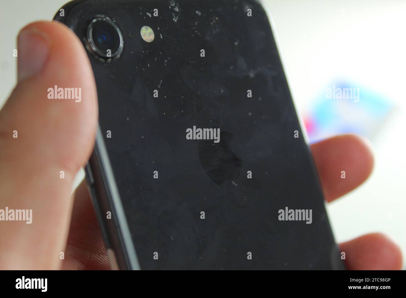 Ein Nahaufnahme der Kamera an der Außenseite eines schwarzen iPhone 8. Stockfoto