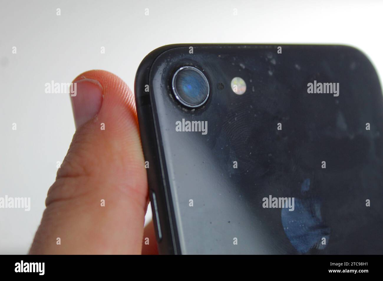 Ein Nahaufnahme der Kamera an der Außenseite eines schwarzen iPhone 8. Stockfoto