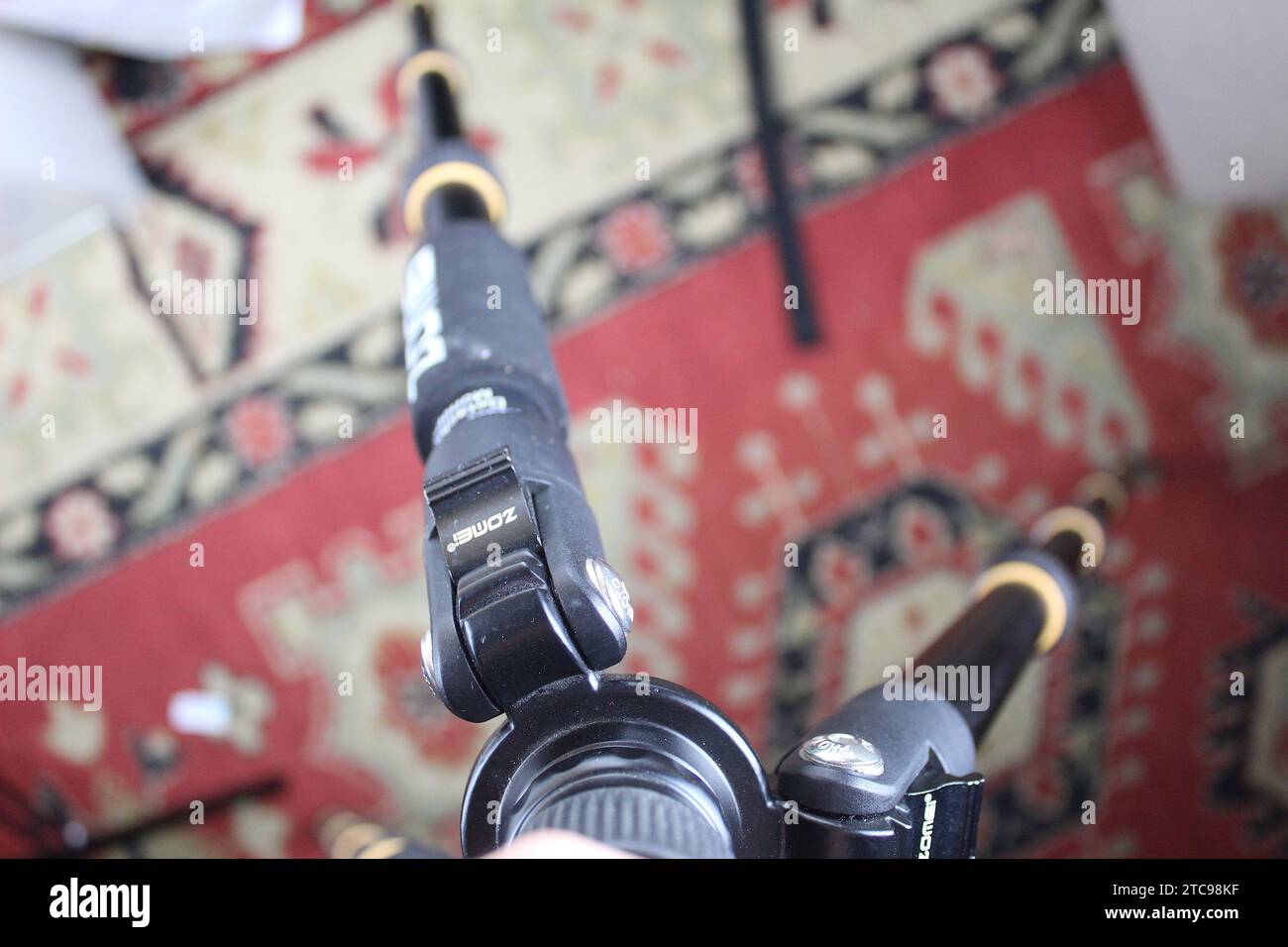 Dublin, Irland - 13. Dezember 2023: Nahaufnahme eines schwarzen Kamerastativs mit drei Beinen auf dem Boden. Stockfoto