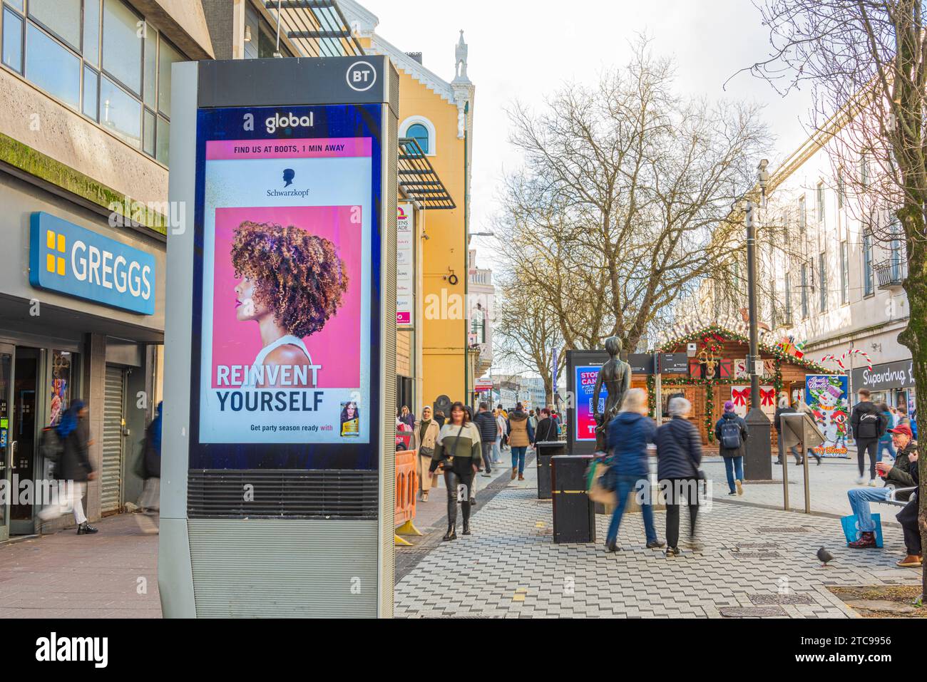 Digital Advertising Screen in Cardiff Queen Street Stockfoto