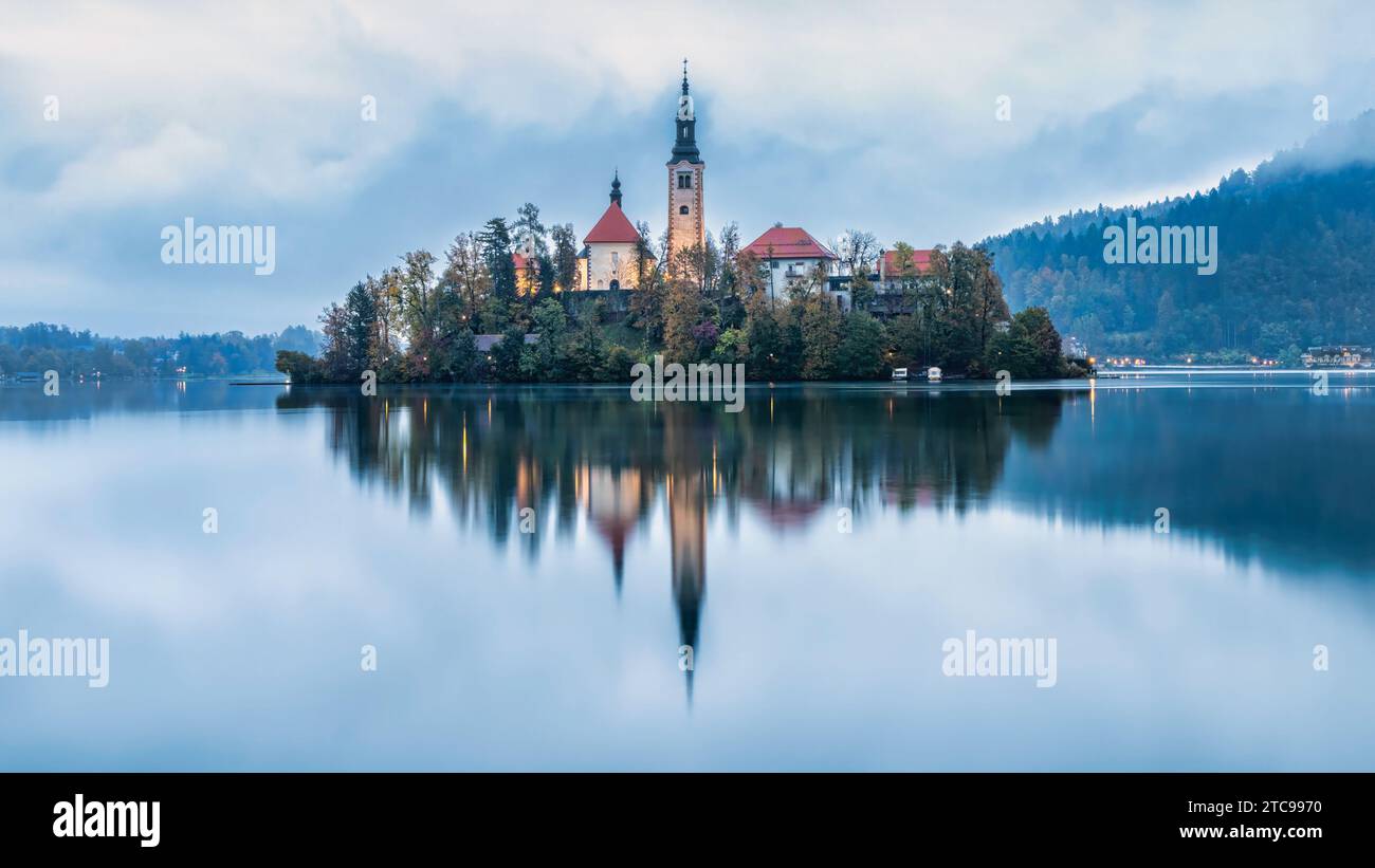 Frühmorgendliche Reflexion über die Himmelfahrt der Marienkirche am Bleder See, Slowenien. Stockfoto