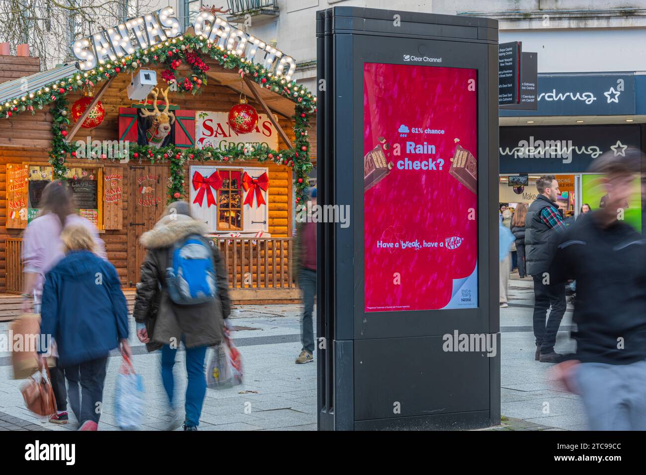 Digital Advertising Screen in Cardiff Queen Street Stockfoto