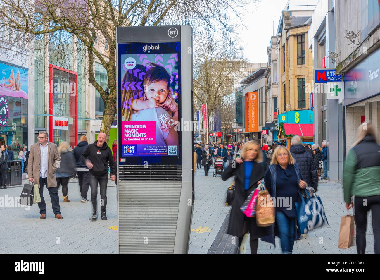 Digital Advertising Screen in Cardiff Queen Street Stockfoto