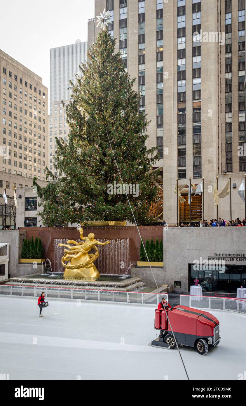 Ein einsamer Schlittschuh mit den Zamboni, der im Winter im Rockafeller Center in New York das Eis räumt. Stockfoto