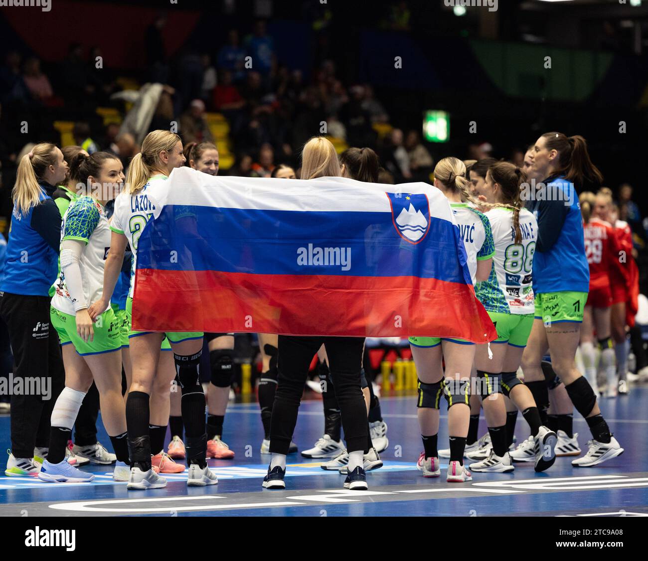 Trondheim, Norwegen. Dezember 2023. Trondheim, Norwegen, 10. Dezember 2023: Spieler Sloweniens feiern nach dem Gewinn des IHF Womens World Championship Spiels zwischen Slowenien und Österreich im Trondheim Spektrum in Trondheim, Norwegen (Ane Frosaker/SPP) Credit: SPP Sport Press Photo. /Alamy Live News Stockfoto