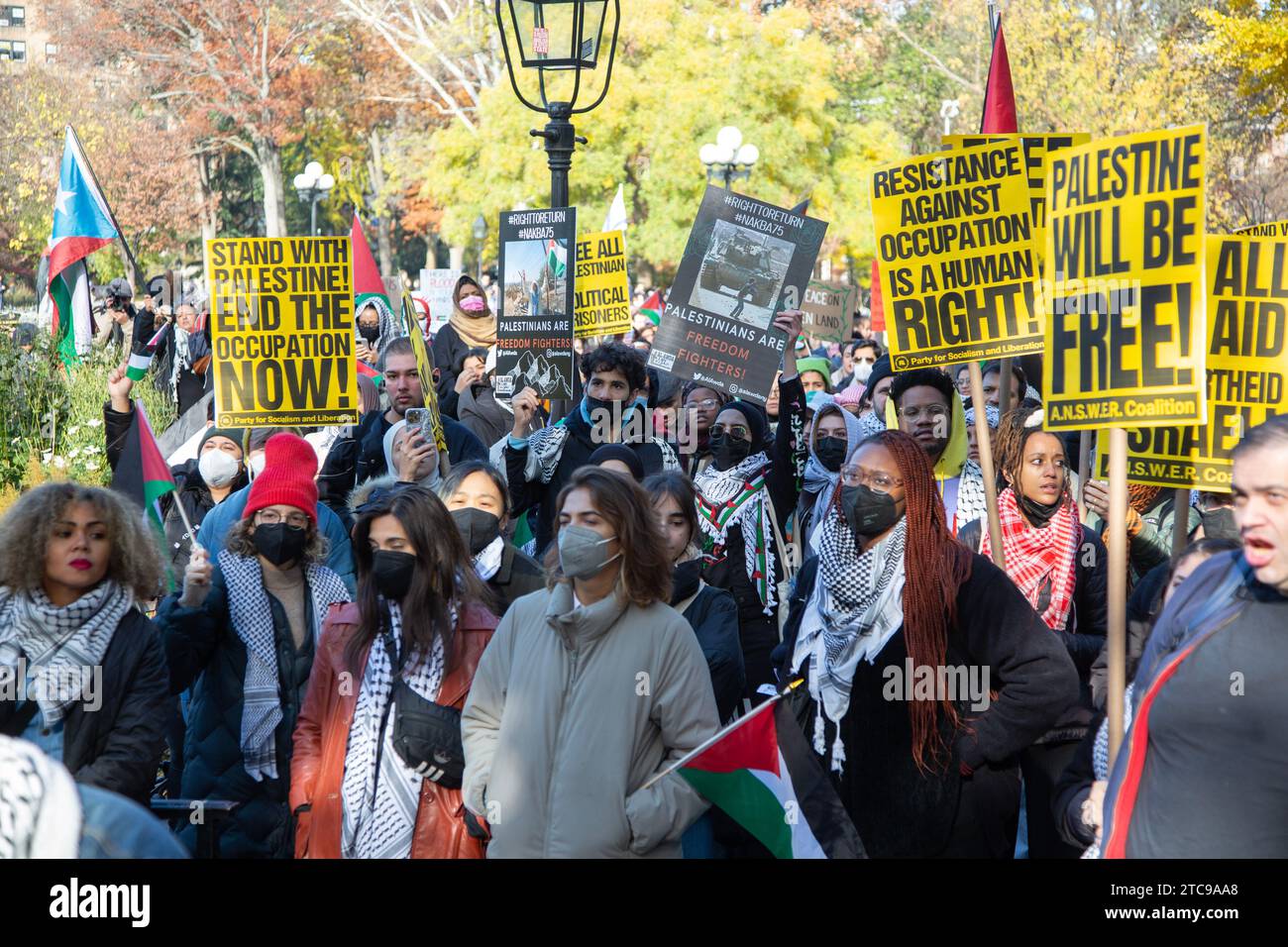 Pro-palästinensische Kundgebung fand am Black Friday in New York City statt, um gegen die Unterstützung und Komplizenschaft der USA mit Israel bei der Bombardierung des Gazastreifens zu protestieren, bei der nach dem Angriff der Hamas auf Israel am 7. Oktober 2023 wahllos Tausende von Zivilisten getötet wurden. Stockfoto