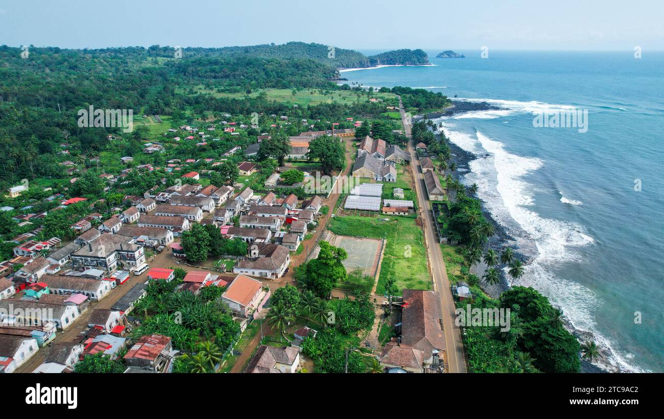Diese Luftaufnahme fängt die atemberaubende Landschaft von Agua Ize in Sao Tome e Principe, Afrika, ein Stockfoto