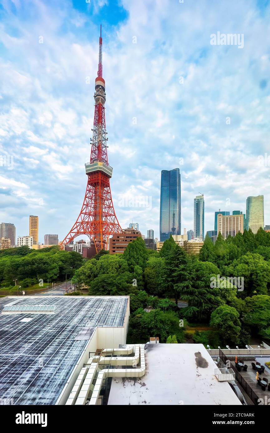 Ein Blick aus der Vogelperspektive auf den berühmten Turm in Japan mit vielen Autos, die auf dem Dach geparkt sind, bietet eine einzigartige Perspektive auf die Stadt Stockfoto