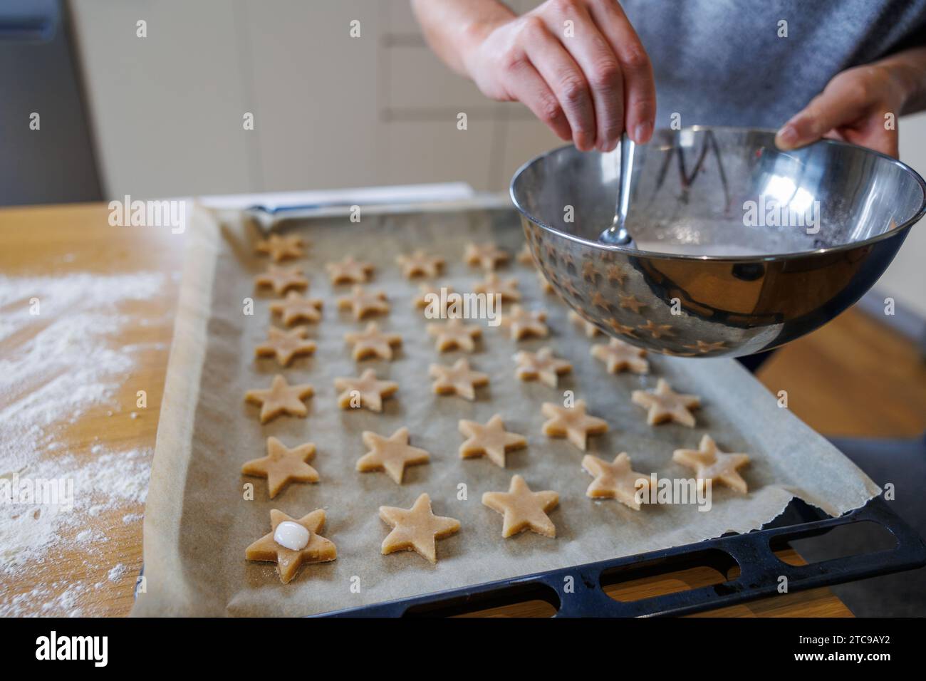 Einzigartiger weihnachtskeks, zu Hause backen, besonderes Geschenk. Stockfoto