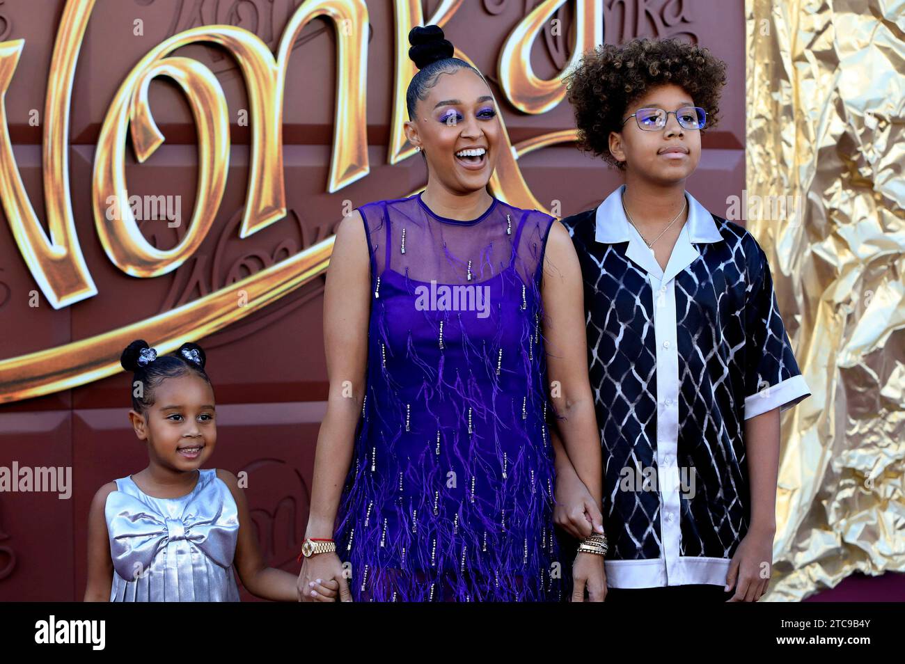 TIA Mowry mit Cairo Hardrict und Cree Taylor Hardrict bei der Premiere des Kinofilms Wonka im Regency Village Theatre. Los Angeles, 10.12.2023 *** Tia Mowry mit Cairo Hardrict und Cree Taylor Hardrict bei der Premiere des Films Wonka im Regency Village Theatre Los Angeles, 10 12 2023 Foto:xD.xBedrosianx/xFuturexImagex wonka 3260 Credit: Imago/Alamy Live News Stockfoto