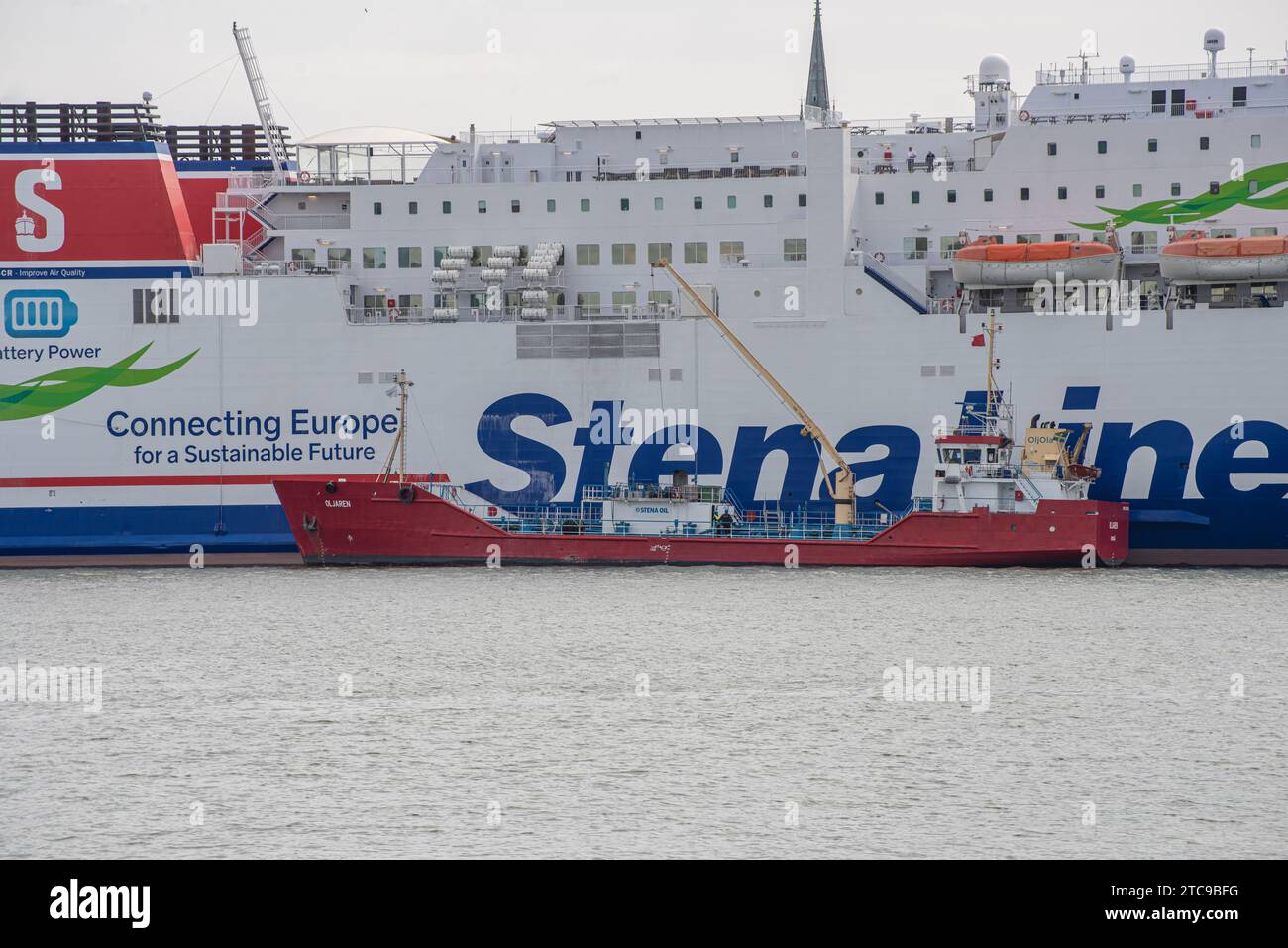 Göteborg, Schweden - 4. Mai 2022: Stena Jutlandica wird von einem Bunkerschiff betankt. Stockfoto
