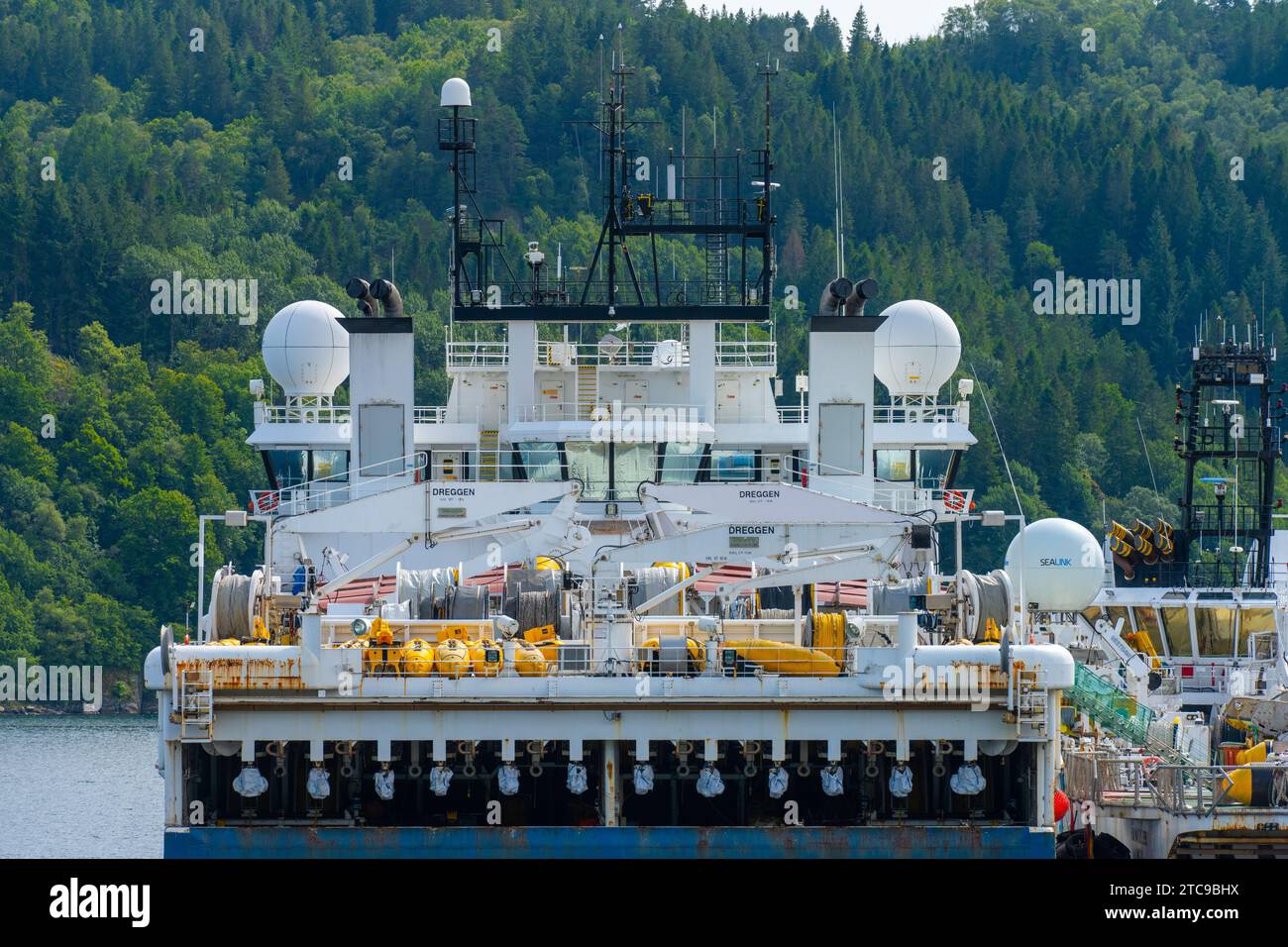 Lindesnes, Norwegen - 09. August 2022: Oberdeck mit Kränen und Antennen eines seismischen Vermessungsschiffes Stockfoto