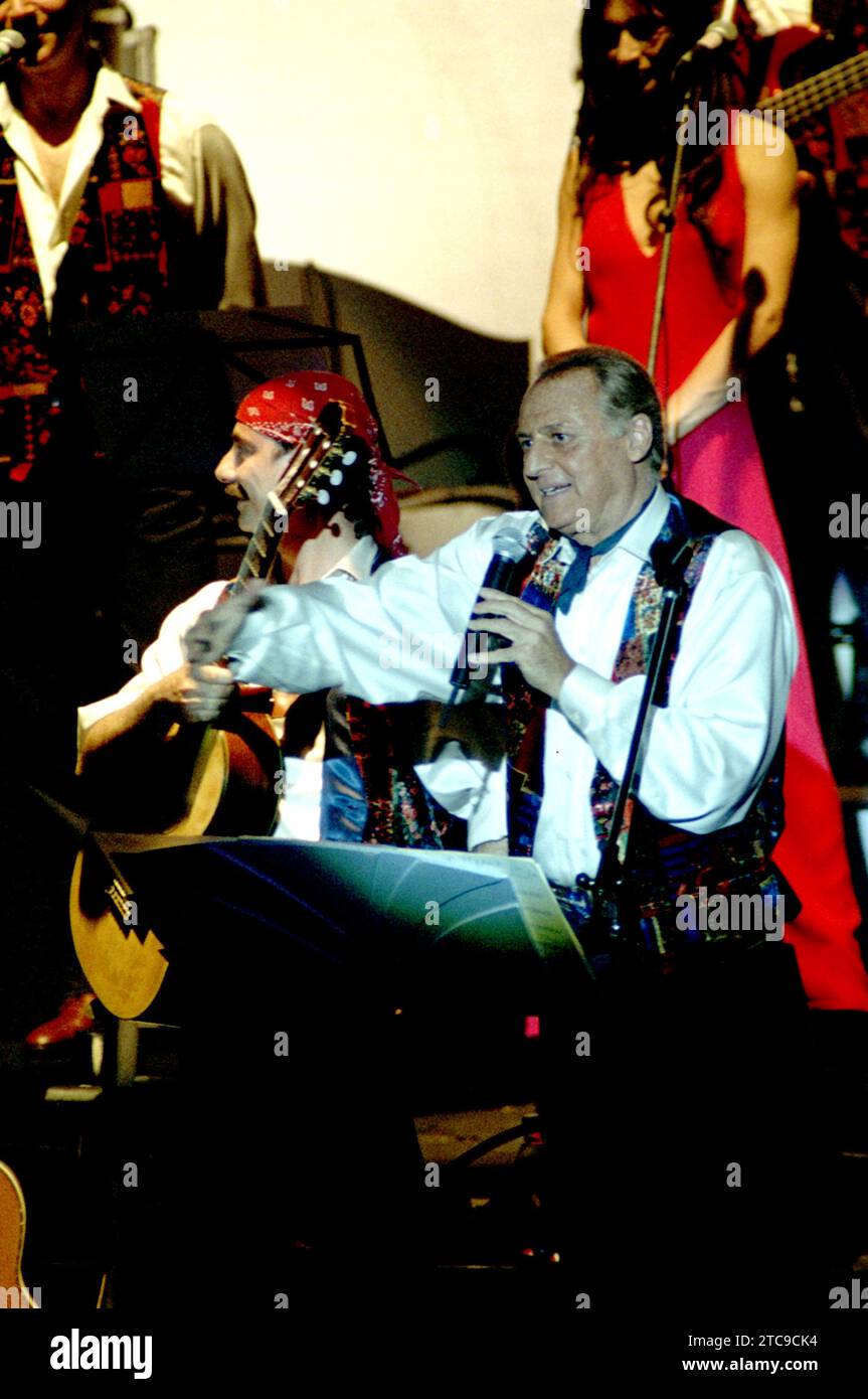 Mailand Italien 22.05.1999: Renzo Arbore, italienischer Sänger, während des Live-Konzerts im Theater Stockfoto