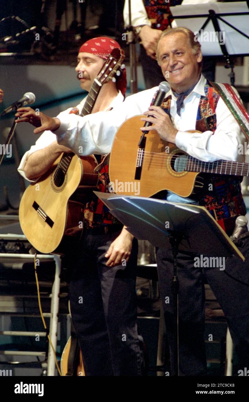 Mailand Italien 22.05.1999: Renzo Arbore, italienischer Sänger, während des Live-Konzerts im Theater Stockfoto