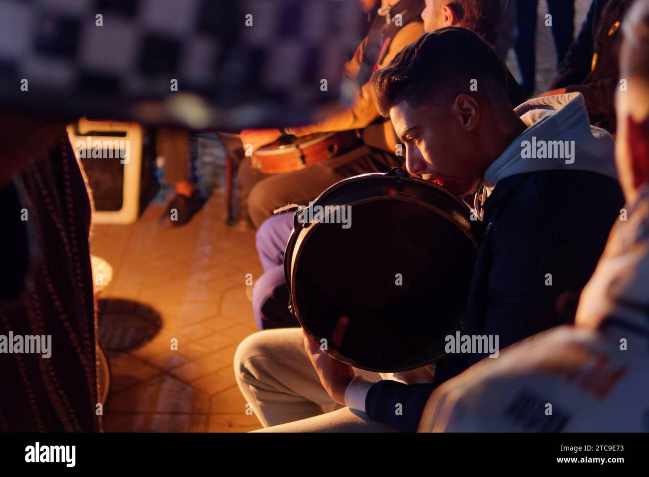 Musiker spielen mit Leidenschaft am Abend auf dem Jemaa el-Fna-Platz in Marrakesch, auch bekannt als Marrakesch, Marokko, 11. Dezember 2023 Stockfoto