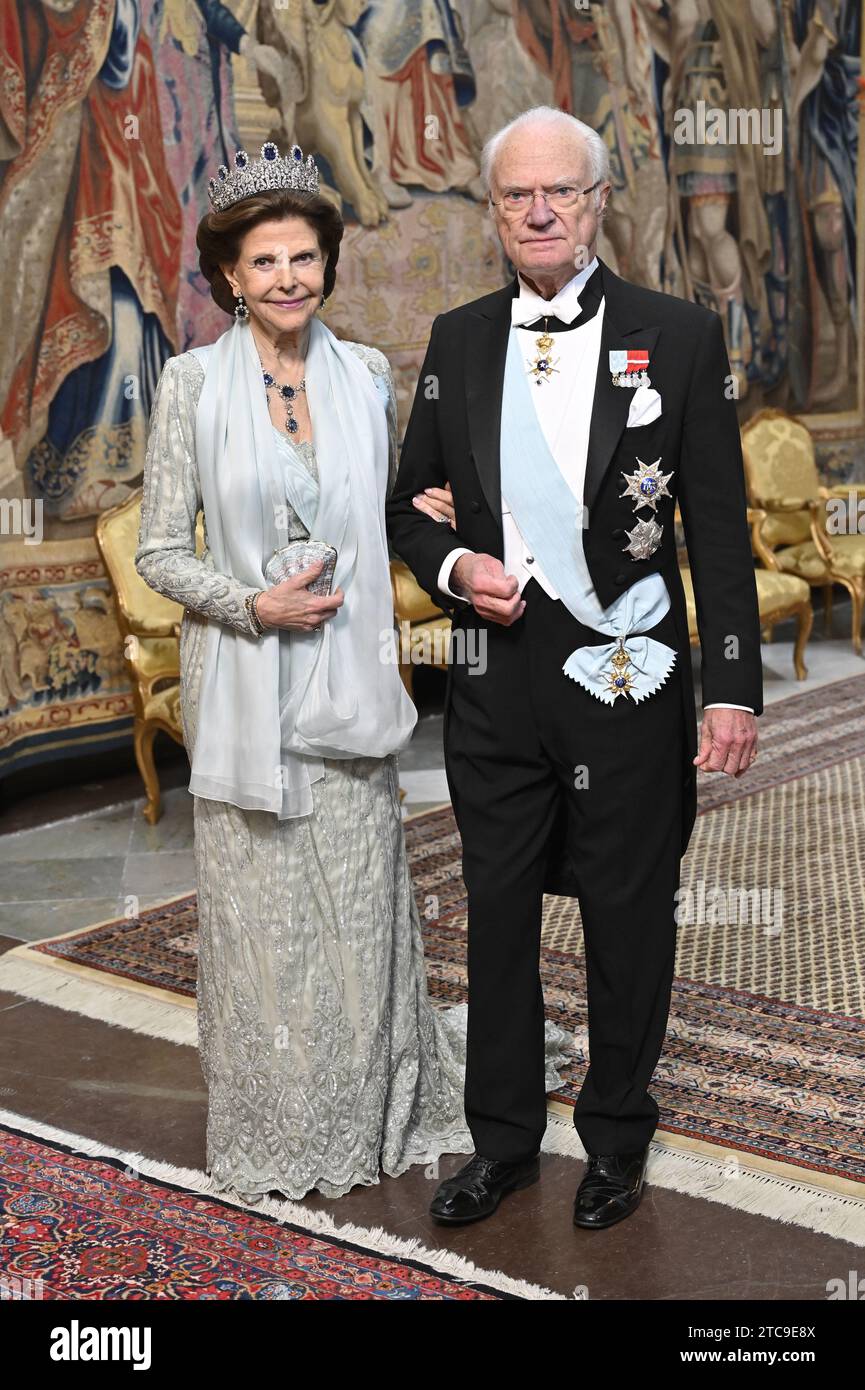 STOCKHOLM, SCHWEDEN 20231211 Königin Silvia und König Carl Gustaf bei der Ankunft beim Abendessen des Königs für die Nobelpreisträger im Königspalast am Montag Stockfoto