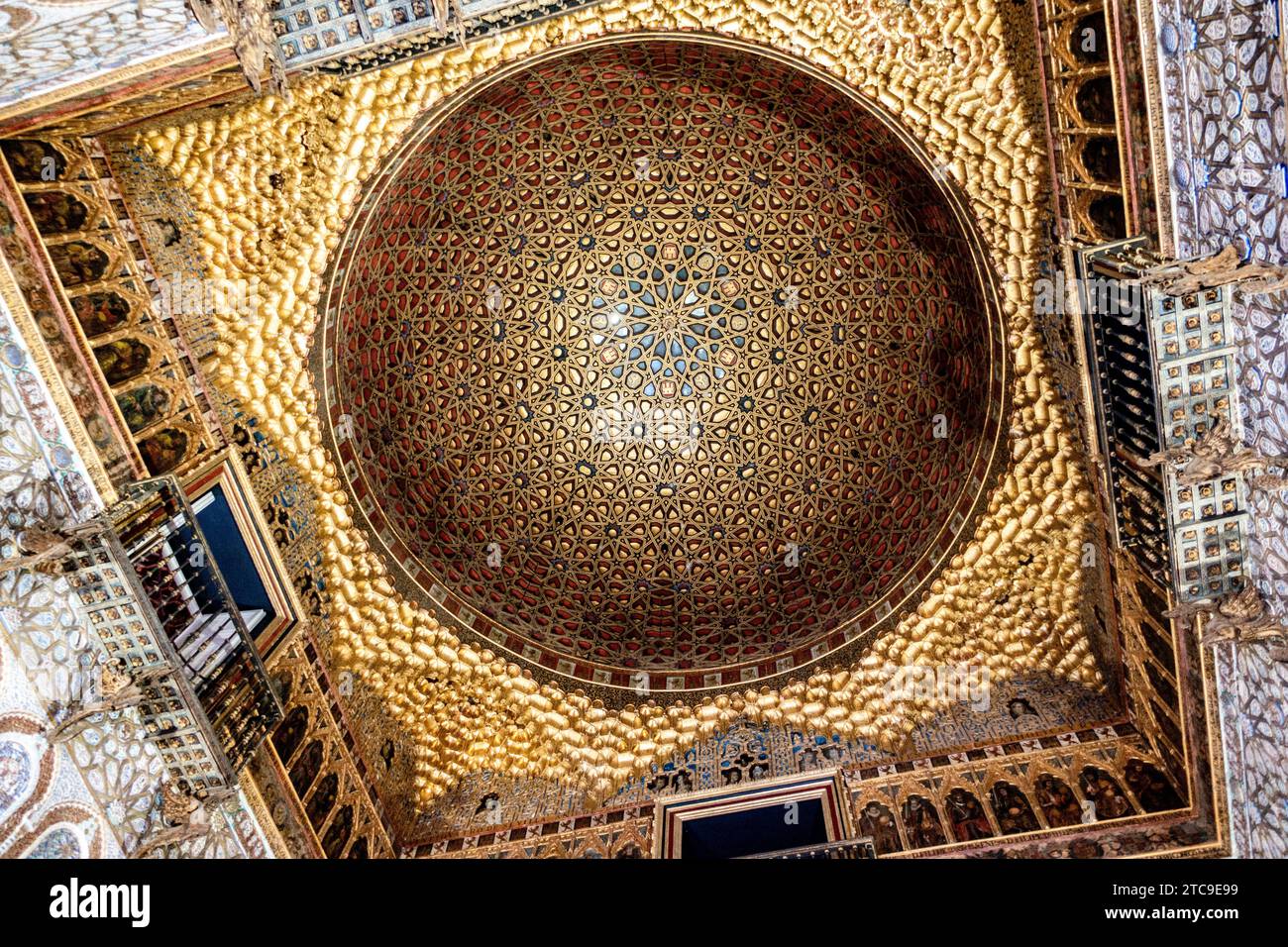Detaillierte Ansicht eines reich verzierten Kuppelinneren im Alcázar von Sevilla, dem Königlichen Palast von Sevilla, Spanien. Stockfoto