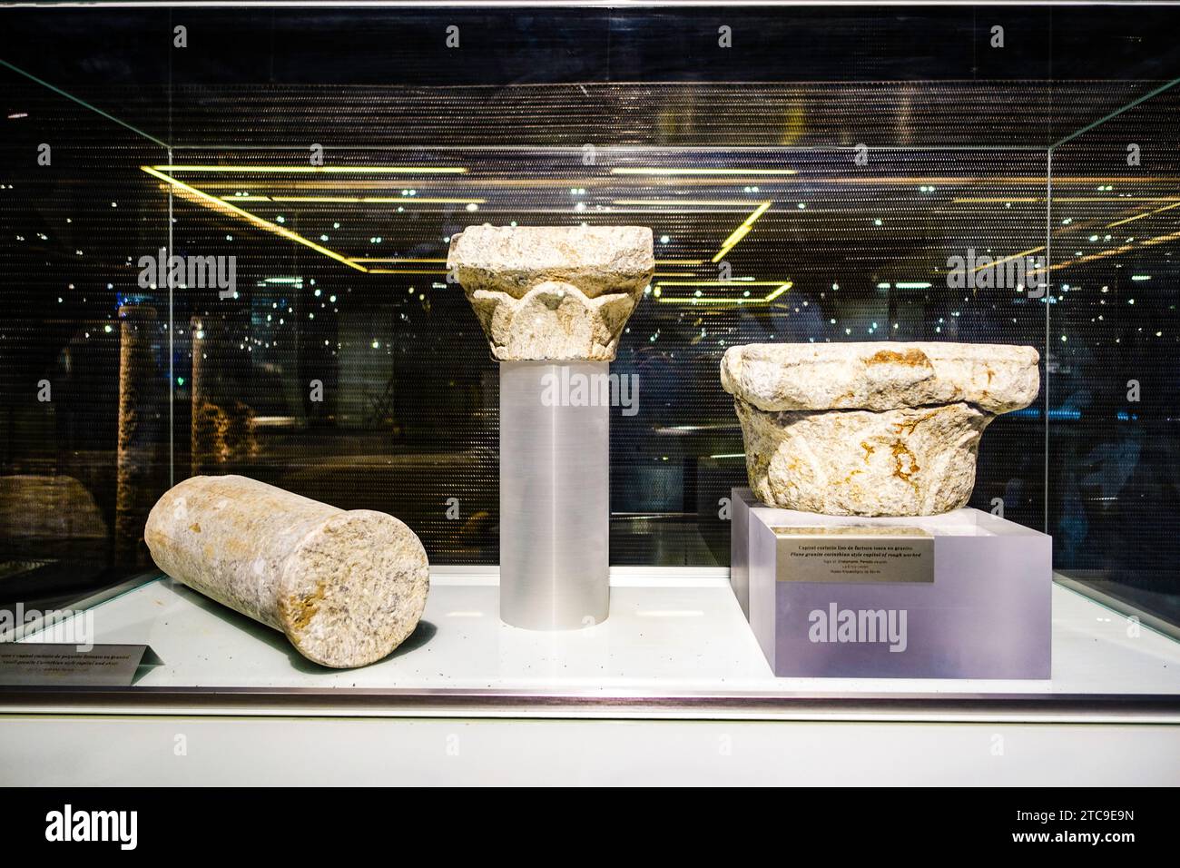 Ausstellung von Granitsäulen aus der christlich-westgotischen Zeit, ausgestellt im Antiquarium de Sevilla, Spanien. Stockfoto