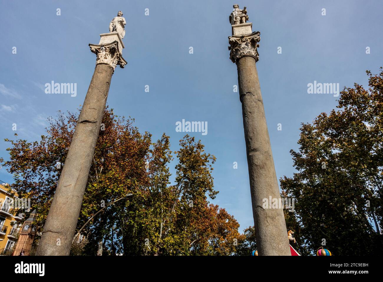 Die majestätischen Säulen von Herkules und Julius Caesar auf der Plaza de la Alameda, Sevilla, Spanien. Stockfoto