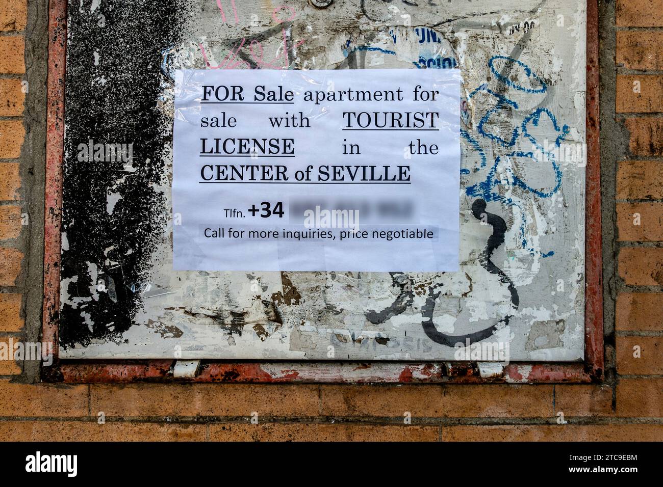 Gepostetes Wohnungsverkaufschild mit Touristenlizenz in Sevilla., Spanien. Stockfoto
