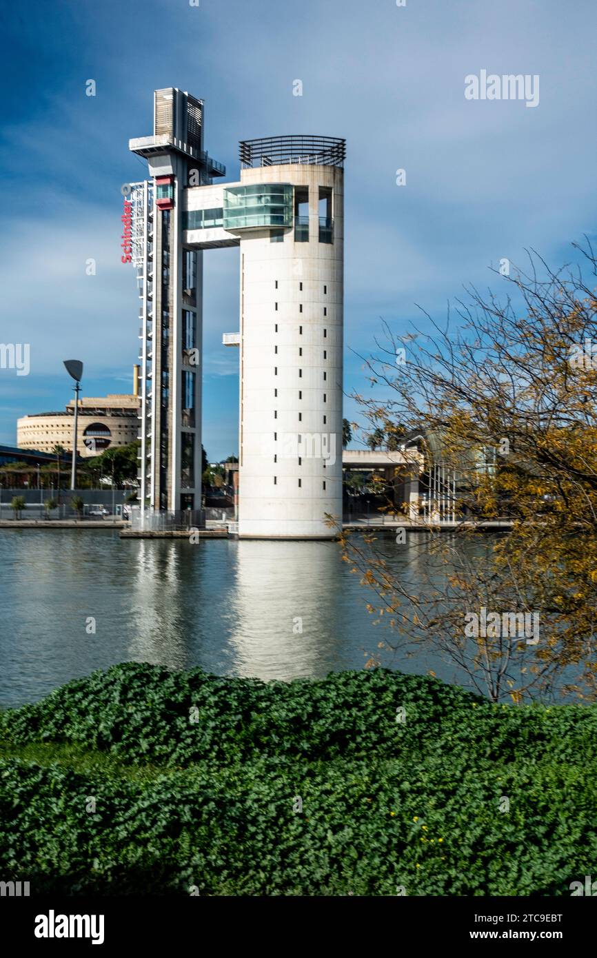 Der Schindler Aussichtsturm am Fluss Guadalquivir in Sevilla, Spanien. Stockfoto