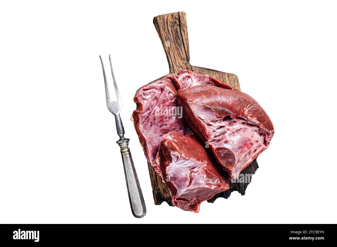 Roh geschnittenes Rindfleisch oder Kalbsherz auf einem Metzgerbrett. Isolierter, weißer Hintergrund Stockfoto