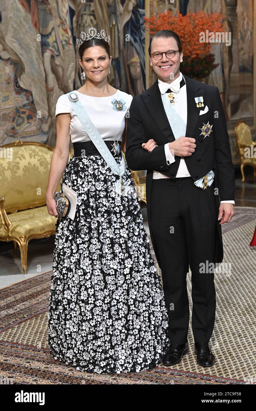 STOCKHOLM, SCHWEDEN 20231211 Kronprinzessin Victoria und Prinz Daniel bei der Ankunft beim Königsessen für Nobelpreisträger am Montag im Königspalast Stockfoto
