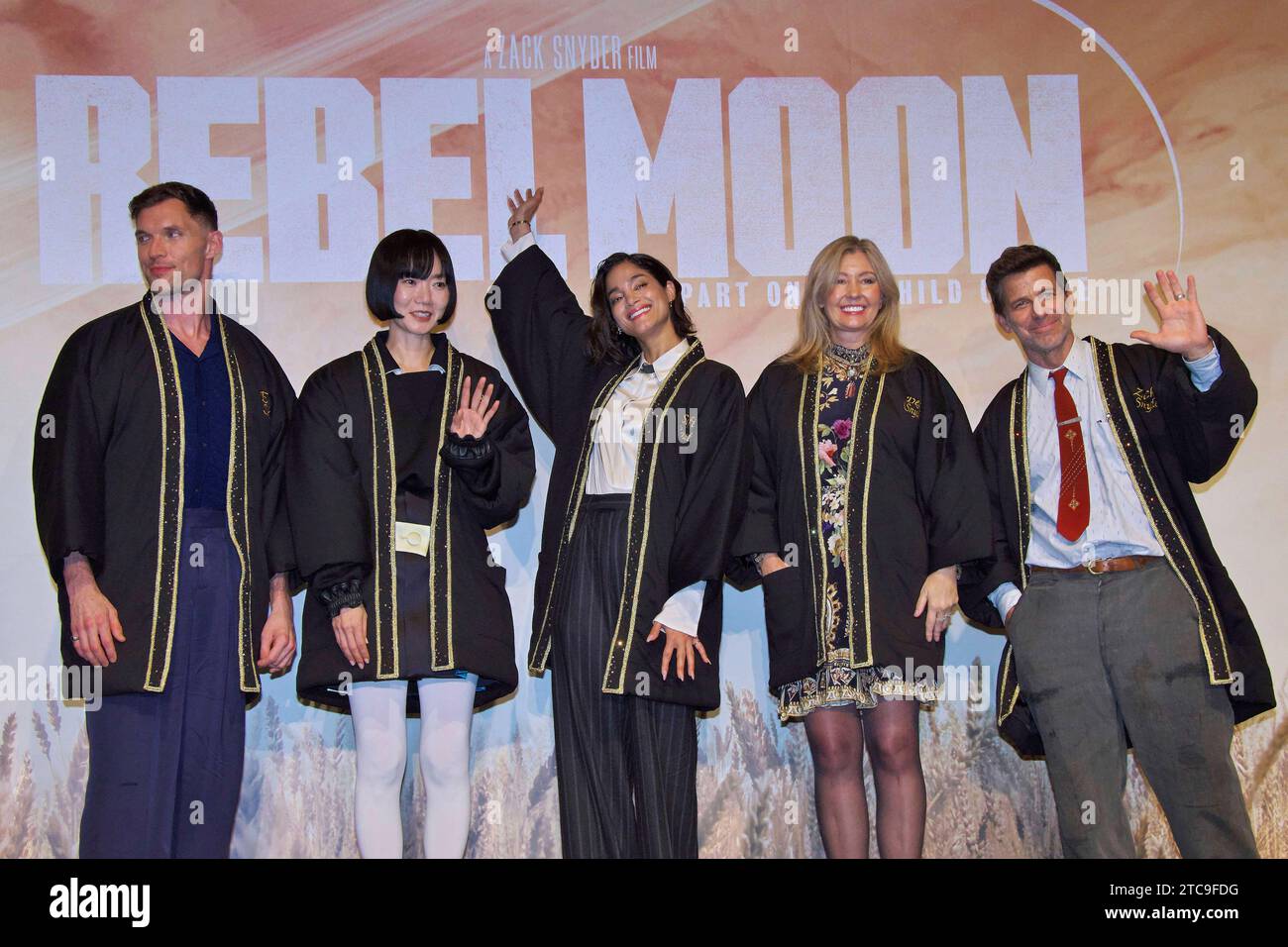 Ed Skrein, Bae doona, Sofia Boutella, Deborah Snyder und Zack Snyder bei der Pressekonferenz zum Netflix Film Rebel Moon - Part One: A Child of Fire/Rebel Moon Teil 1: Kind des Feuers im Hotel Four Seasons. Tokio, 11.12.2023 *** Ed Skrein, Bae doona, Sofia Boutella, Deborah Snyder und Zack Snyder bei der Pressekonferenz zum Netflix-Film Rebel Moon Part 1 Ein Kind des Feuers Rebel Moon Part 1 Child of Fire im Four Seasons Hotel Tokyo, 11 12 2023 Foto:XK.xNarax/xFuturexImagex REbel 3214 Credit: Imago/Alamy Live News Stockfoto