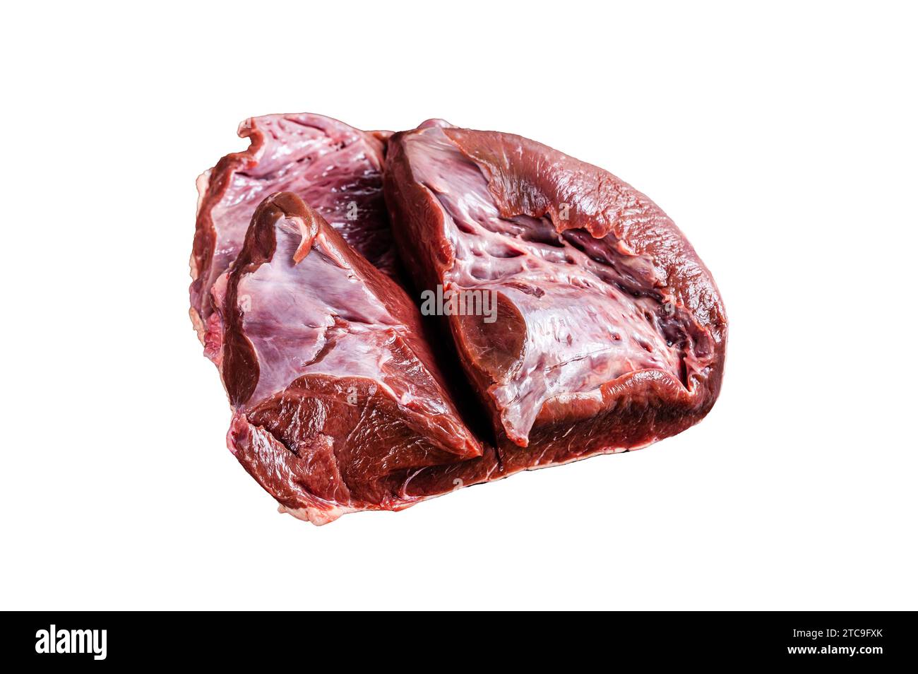 Schneiden Sie das rohe Herz von Rindfleisch oder Kalb auf einem Metzgertisch. Isolierter, weißer Hintergrund Stockfoto