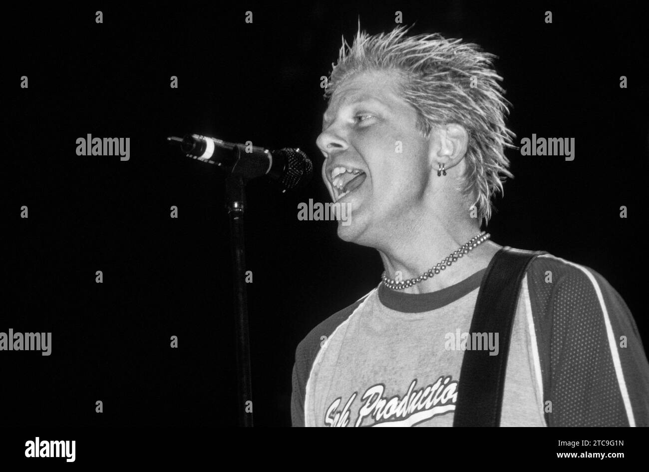 DEXTER HOLLAND, THE NACHWUCHS, 1999: Ein junger Dexter Holland der Rockband The Nachwuchs, der am 29. August 1999 beim Reading Festival in England spielte. Die Band tourte mit ihrem legendären 5. Studioalbum Americana und ihrer Leadsingle Pretty Fly (for a White Guy). Foto: Rob Watkins Stockfoto