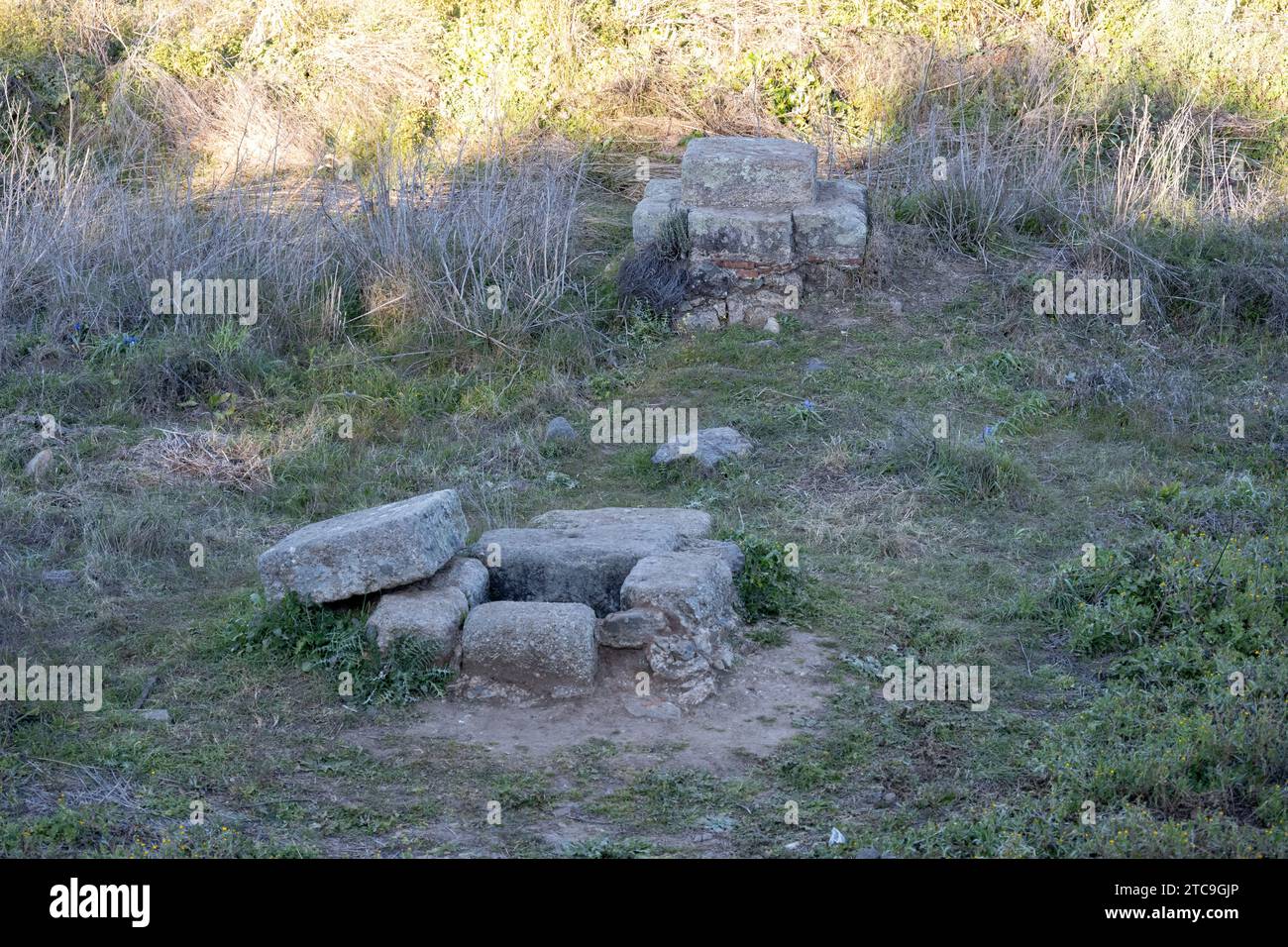 Der Eingang zu einem 2.000 Jahre alten römischen Aquädukt, das Auguesta Emerita in der heutigen Stadt Merida, Spanien, mit Wasser versorgte Stockfoto